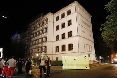 Am späten Montagabend ist ein Mann auf dem Dach der Georg-Weerth-Oberschule herumgelaufen und hat damit einen Feuerwehreinsatz ausgelöst.
