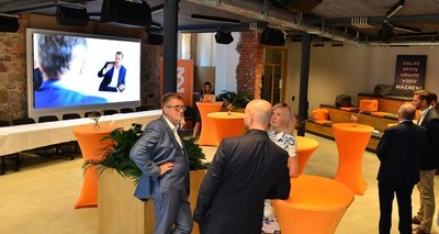 Das Erdgeschoss der früheren Wäscherei ist Treffpunkt und bietet Raum für Veranstaltungen. Als Coworking-Space konzipiert, können hier Menschen aus unterschiedlichen Branchen an verschiedenen Projekten arbeiten.