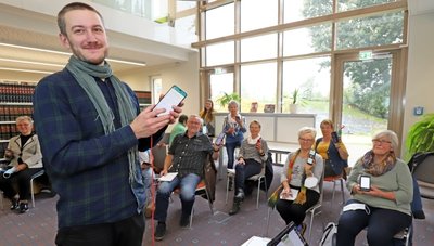 Zu Gast war das Projekt "Medienchamäleon" schon unter anderem in der Bibliothek in Brand-Erbisdorf. Dozent Franz Hauptvogel erläuterte Kursteilnehmern die optimale Nutzung des Smartphones. 