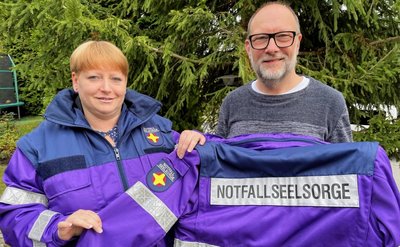 Sindy Poller und Michael Döhler gehören zum Kriseninterventionsteam Aue-Schwarzenberg und freuen sich über die neuen Einsatzjacken. 