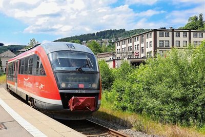 Wer sonst auf den Bahnhöfen und Haltepunkten zwischen Schwarzenberg und Johanngeorgenstadt - hier Erla - in den Zug einsteigt oder ihn verlässt, muss baubedingt ab 17. April für eine Woche auf den Bus ausweichen oder andere Verkehrsmittel nutzen. 