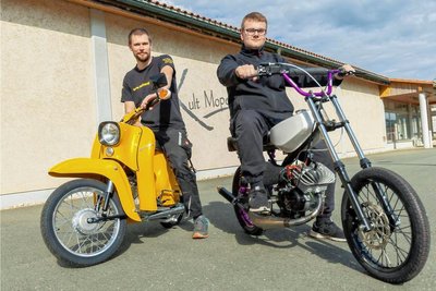 Eine Schwalbe, lackiert im Originalton "Saharabraun", führt Marcus Müller (links) vor, eine auf 25 PS getunte S 51 zeigt Max Treuter zum Ifa-Fahrzeugfestival. Als "KultMopeds" richten sie zwei Wettbewerbe aus. 