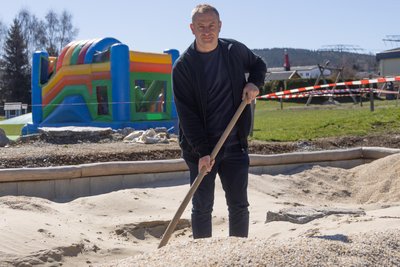 Der Spielplatz am Räucherkerzenland in Crottendorf wird erweitert. Im Bild: Geschäftsführer Mirko Paul.