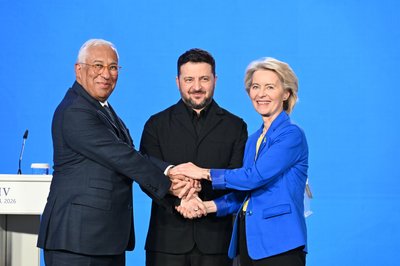 Ukraines Präsident Selenskyj (M.) kann zufrieden sein: die EU-Verhandlungen mit seinem Land können in eine substanzielle Phase eintreten. (Archivbild) 