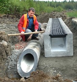 
              <p class="artikelinhalt">Bauleiter Volker Strobel an einer Stopprinne mit Wasserablauf - insgesamt 49 solche Rinnen werden im Bereich der neuen Umgehungsstraße eingesetzt. </p>
            