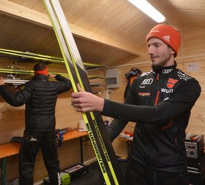 Erik Simon soll für schnelle Bretter bei den deutschen Ski-Adlern sorgen. Der Erzgebirger freut sich auf die Olympiasaison.  