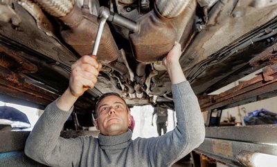 Danny Schmidt vom Fahrzeugservice Schmidt in der Kreisstadt zeigt, wo bei älteren Modellen ein Katalysator verbaut ist. 