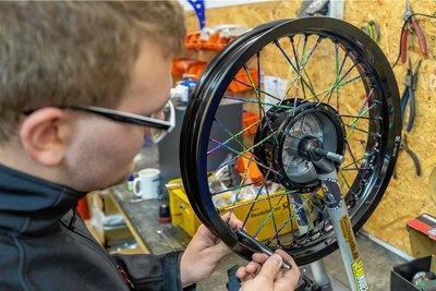 Max Treuter hat das Schrauber-Hobby zum Beruf gemacht. Bei "KultMopeds" montiert er Speichen, Naben und Felgen.