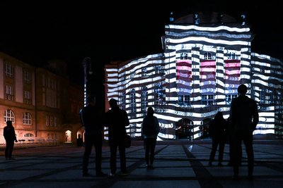 Die Projektion „Point Line Surface Solid V5“ des Bremer Medienkünstlers Daniel Rossa auf der Fassade des Opernhauses bei einem vorhergehenden „Light our Vision"-Festival.