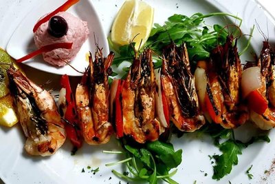 Scampi am Spieß gibt es im „Athos Griechische Spezialitäten“ in Thalheim.