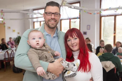 Baby Lio Scheffler war mit seinen Eltern Simon Homburg und Conny Scheffler bei der Begrüßung der jüngsten Einwohner dabei.