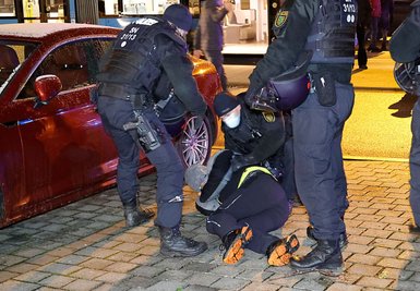 Die Polizei ging vereinzelt auch mit körperlicher Härte vor.