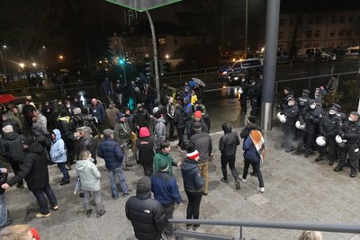 Protestierende Bürger und Polizeieinheiten standen sich am 13. Dezember 2021 am Freiberger Bebelplatz gegenüber.