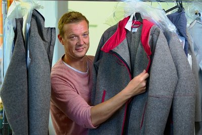 Frieder Weißbach, Chef der Jahnsdorfer Studio U&N Textil, mit fertigen Jacken. Nordwolle setzt bei der Fertigung auf Partnerfirmen. 