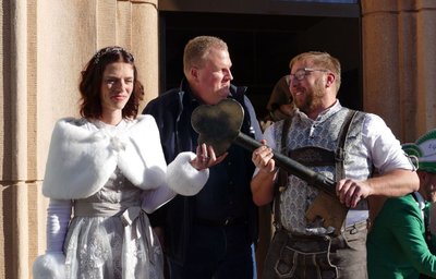 Kampflos übergab Bürgermeister Knut Schreiter seinen Rathausschlüssel an das Prinzenpaar Tanja I. und Robby I