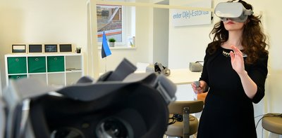 Im Showroom von Estland kann man mittels einer sogenannten Virtual-Reality-Brille auf einem Einhorn das nordeuropäische Land entdecken. Virtual Reality heißt, die Umgebung wird als computergenerierte Welt dargestellt und erlebbar gemacht. 