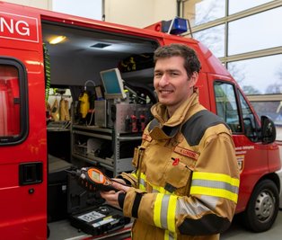 Konstantin Lorenz zeigt ein Messgerät für Industriechemikalien, das neben weiterer Spezialtechnik auf diesem Katastrophenschutzfahrzeug stationiert ist. Es steht im Depot der Milkauer Ortsfeuerwehr. 