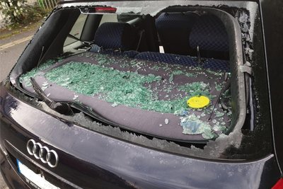 In Herold wurde beim Unwetter am Dienstagabend auch die Heckscheibe eines Autos von den tischtennisballgroßen Hagelkörnern zerstört.