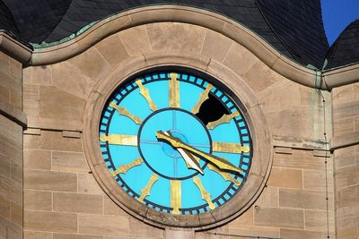 Wer auf die Uhr des Plauener Rathausturms schaut, dem fällt seit geraumer Zeit ein großes Loch darin auf. Zwischen der ersten und der zweiten Stunde ist ein dunkles Nichts zu erkennen. 
