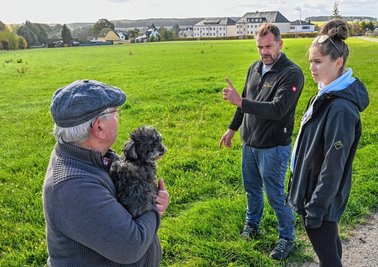 Anwohner wie Werner Linde (hier mit Hündin Lia), Andreas und Tochter Elaine Irmscher wollen den Funkmast nicht vor ihrer Haustür nahe des Bahnhofes in Ottendorf. Deshalb wehren sie sich gegen die Baupläne. 