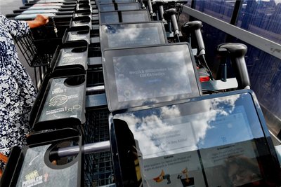 25 Einkaufswagen mit Scanner stehen bei Edeka Fiedler an der Ehernen Schlange in Freiberg bereit.