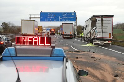 Am Samstag kollidierten drei Lkw auf der A 4 in Richtung Dresden beim Dreieck Dresden-West.