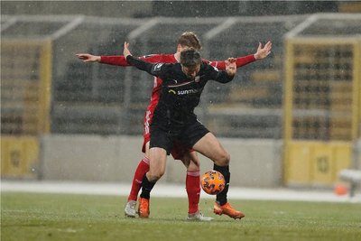 Zwickaus Torjäger Ronny König (vorn) im Duell mit seinem "Schattenmann" Kilian Senkbeil. 