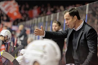 Marian Bazany steht im Mittelpunkt der Kritik aus dem Fanlager. Der Trainer, der die Mannschaft in der Saison 2021/22 in die Play-offs geführt hat, besitzt einen Vertrag bis Frühjahr 2024. 