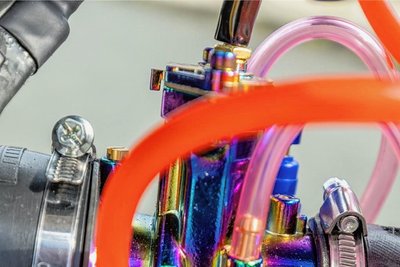 Detail: Ein eloxierter Tuning-Vergaser für einen leistungsstarken Motor.