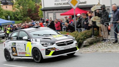 Auf dem Weg zum Triple? Sepp Wiegand vom MC Grünhain - hier auf dem heimischen Rundkurs in der Klosterstadt im September 2022 - wird diesen Sonnabend sicher alles daran setzen, um bei der 19. Rallye Grünhain seinen dritten Sieg in Folge zu feiern. Dazu allerdings muss auf 35 Wertungskilometern alles stimmen. Die Konkurrenz ist groß.