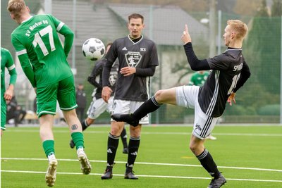 Der Syrauer Max Rudisch (rechts) kämpft gegen den Oelsnitzer Maximilian Röhling um den Ball. Tobias John, der später mit Rot vom Platz flog, schaut zu.