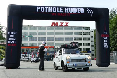 Am ehemaligen Zschopauer MZ-Werk fuhr am Dienstagmorgen auch Frank Kiehle-Ittner mit seinem Trabant durch den Startbogen.