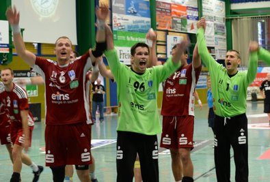 Kevin Roch, Eric Töpfer und Radek Musil (von links) jubeln gemeinsam mit ihren Teamgefährten und den begeisterten Zuschauer über den Sieg gegen den Bundesligisten Lemgo.