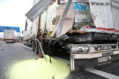 Am Samstag kollidierten drei Lkw auf der A 4 in Richtung Dresden beim Dreieck Dresden-West.