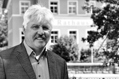 Großschirmas Bürgermeister Volkmar Schreiter (FDP), hier im Jahr 2022 vor dem Rathaus, ist verstorben.