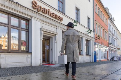 Erzgebirgische Sparkassenkunden haben 6,9 Milliarden Euro auf der hohen Kante – ein Rekordstand. Dieses Geld sei in verschiedenen Produkten wie Bausparer und Wertpapiere angelegt, so Vorstandschef Roland Manz.