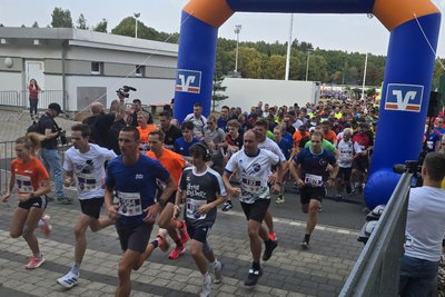 Der Startschuss für die 13. Auflage des Plauener Firmenlaufes im Vogtlandstadion mit einer Rekordzahl von 5000 Teilnehmern.