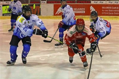 Der Crimmitschauer Kapitän Eden Hofverberg (rotes Trikot) eilt in dieser Szene aus dem Heimspiel gegen Chemnitz mit dem Puck den Gegenspielern Arik Zieseniß, Malte Barthold und Max Peter (von links) davon. 