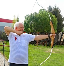 Frank Hummel vom SV Rot-Weiß Werdau präsentierte der Jury auf dem Langenhessener Sportplatz das Bogenschießen. 