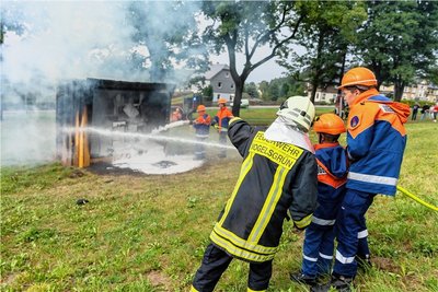  In Vogelsgrün gibt es eine Jugendfeuerwehr. Im Bild ist der Nachwuchs bei einer Schauvorführung in diesem Sommer zu sehen. Damit die jungen Brandschützer später einmal ein ordentliches Depot vorfinden, hat jetzt der Stadtrat für einen Neubau in dem Auerbacher Ortsteil gestimmt. 