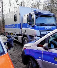 Polizeieinsatz im Zeisigwald: In einem Teich wurde eine leblose Frau gefunden. 