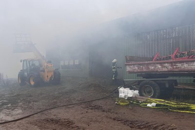 Qualm und Nebel vermischten sich am Montagmittag an der ausgebrannten Lagerhalle in Neumark.