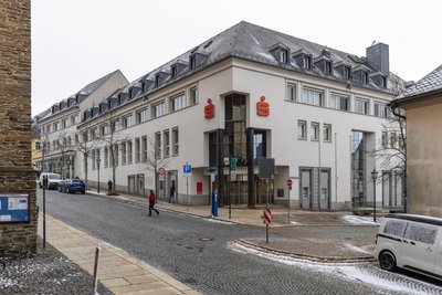 Die Erzgebirgssparkasse sieht sich mit einem angegebenen Marktanteil von fast 70 Prozent als wichtigster Finanzdienstleister in der Region. Sie wirbt unter anderem mit 11 Beratungscentern und 15 Beratungsfilialen im Landkreis.