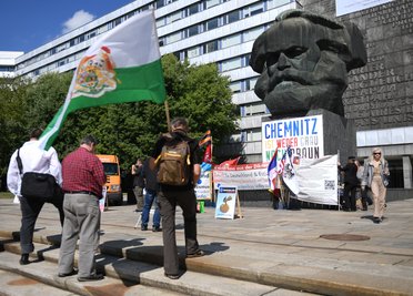 Am Karl-Marx-Monument fand am Samstag eine Veranstaltung mit dem Titel "Staatenlos" statt.