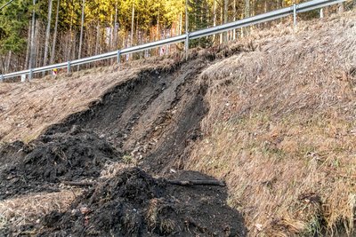 Massive Niederschläge über den Jahreswechsel waren die Ursache für den abgerutschten Hang.