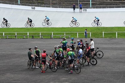 So sieht ein Start des Fichtelberg-Radmarathons in Pandemiezeiten aus. Nur eine kleine Gruppe machte sich auf den Weg von Chemnitz auf den Gipfel des Erzgebirges. Der Start erfolgte dabei im Rad-Oval des Sportforums, weil es aktuell zu viele Baustellen in der Innenstadt gibt. 