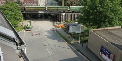 
              <p class="artikelinhalt">Wenn am 30. Juni die Schillerbrücke fertiggestellt ist, wird die Martin-Luther-Straße schon wieder gesperrt. Grund ist die Erneuerung des Fahrbahnbelags hin zur Pausaer Straße. Der abgebildete Kreuzungsbereich an der Schenkendorfstraße bleibt befahrbar. </p>
            