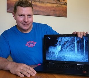 Volltreffer im Wald: Tino Fanghänel mit einem Standbild aus seiner Wildkamera. Der Timecode unten links ist nicht aussagekräftig; die Uhr der Wildkamera war nicht eingestellt.