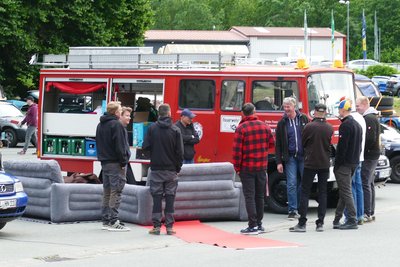 Am Abend vor dem Start machte es sich so mancher vor dem außergewöhnlichsten Gefährt bequem - etwa mit Sofas. Auch dieses alte Feuerwehr-Fahrzeug will das Rodeo meistern.