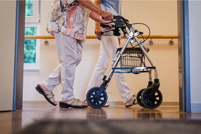 Auch Erzgebirger haben Sorge, dass sie den Platz im Pflegeheim bald nicht mehr bezahlen können. Hier ein Genrebild.